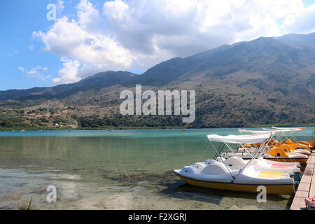 Pédalo sur le lac de Kournas, Crete Island Banque D'Images