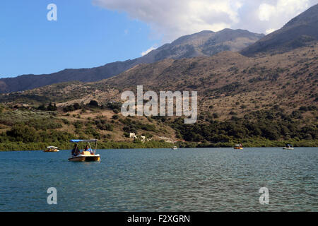 Pédalo sur le lac de Kournas, Crete Island Banque D'Images