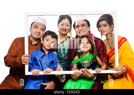 Groupe indien Marathi famille mixte Châssis Festival Photo Souvenirs Banque D'Images