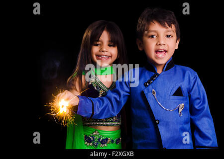 Les enfants indiens 2 garçon et fille jouer Fire Cracker Banque D'Images