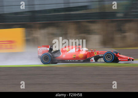 Suzuka, au Japon. 25 Septembre, 2015. Grand Prix de Formule 1 du Japon. La Scuderia Ferrari - Sebastien Vettel en photo au cours de la pluie vendredi. pratique touchés Credit : Action Plus Sport/Alamy Live News Banque D'Images