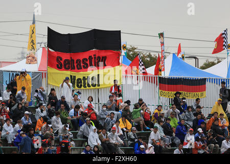 Suzuka, au Japon. 25 Septembre, 2015. Grand Prix de Formule 1 du Japon. Fans de Circuit Suzuka photographié au cours de la pluie vendredi. pratique touchés Credit : Action Plus Sport/Alamy Live News Banque D'Images