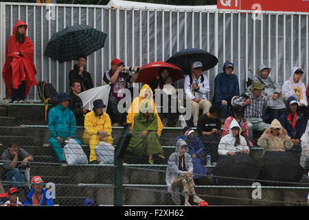 Suzuka, au Japon. 25 Septembre, 2015. Grand Prix de Formule 1 du Japon. Fans de Circuit Suzuka photographié au cours de la pluie vendredi. pratique touchés Credit : Action Plus Sport/Alamy Live News Banque D'Images