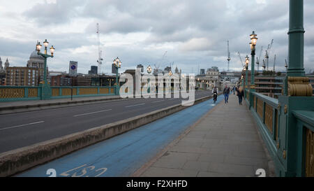 Southwark Bridge avec des lumières, Londres avec les grues de construction en arrière-plan Banque D'Images