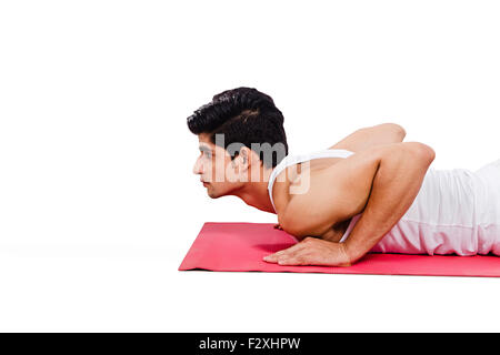 1 adultes Yoga indien homme Stretching Banque D'Images