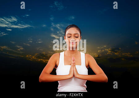 1 Femme adulte indien Yoga Surya namaskar Banque D'Images