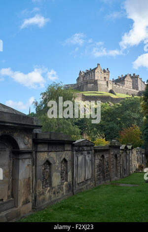 Le Château d'Édimbourg, VUE DE SAINT CUTHBERT'S CHURCH CIMETIÈRE Banque D'Images