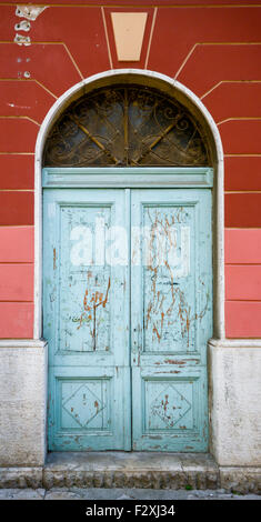 Une vieille porte en bois miteux haillons bleu Banque D'Images