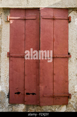 Vieille fenêtre avec volets en bois marron fermé Banque D'Images