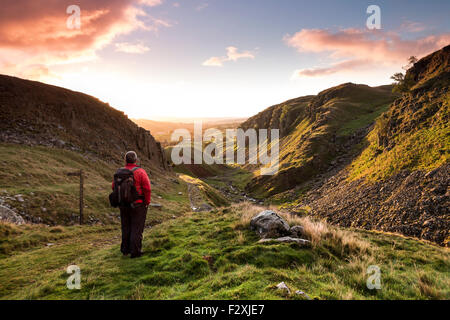 Holwick, Upper Teesdale, comté de Durham. Vendredi 25 septembre 2015, UK Weather. C'était une averse et plutôt froid pour la journée, pour le Nord de l'Angleterre ce matin, mais avec une amélioration de cette prévision hill walker fait un début de commencer à profiter de la nature de Pennine Moors Teesdale. Les prévisions pour le Royaume-Uni ce week-end c'est pour temps frais, le matin avec quelques bonnes périodes de beau temps pour la plupart. Crédit : David Forster/Alamy Live News Banque D'Images