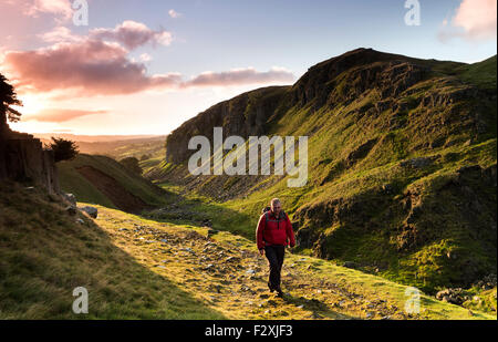 Holwick, Upper Teesdale, comté de Durham. Vendredi 25 septembre 2015, UK Weather. C'était une averse et plutôt froid pour la journée, pour le Nord de l'Angleterre ce matin, mais avec une amélioration de cette prévision hill walker fait un début de commencer à profiter de la nature de Pennine Moors Teesdale. Les prévisions pour le Royaume-Uni ce week-end c'est pour temps frais, le matin avec quelques bonnes périodes de beau temps pour la plupart. Crédit : David Forster/Alamy Live News Banque D'Images