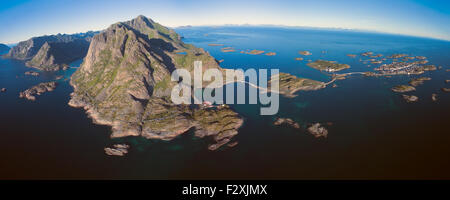 Une vue aérienne de la ville de pêcheurs de Henningsvær sur les îles Lofoten, Norvège Banque D'Images