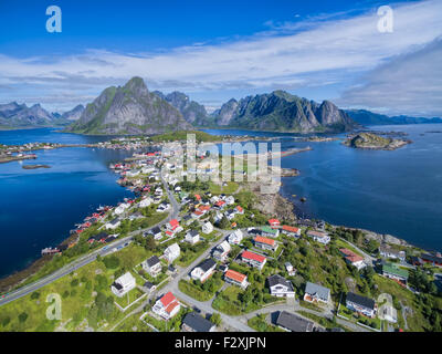 Village de pêcheurs pittoresque Reine on îles Lofoten en Norvège vu de l'air Banque D'Images