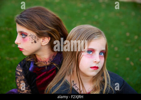 Maquillage Halloween petite sœur pour les yeux bleus dans une pelouse arrière Banque D'Images