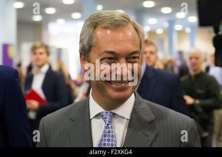 Doncaster, South Yorkshire, UK. 25 septembre, 2015. Nigel Farage arrive à l'ukip conférence nationale à Doncaster Yorkshire du Sud, Royaume-Uni. 25 septembre 2015. leader de l'ukip farage a déclaré aujourd'hui qu'il est de mettre l'UE bataille référendaire avant que son parti les priorités. crédit : Ian hinchliffe/Alamy live news Banque D'Images