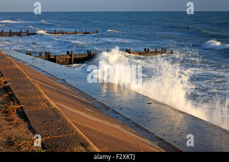 Vue des vagues qui secouent la digue sur la côte est à Bacton-sur-Mer, Norfolk, Angleterre, Royaume-Uni. Banque D'Images