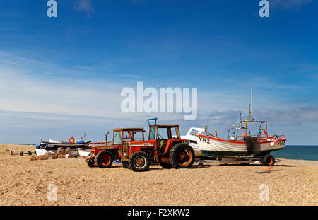 Bateaux de pêche côtière, échoué sur les galets ridge à Claj-next-the-Sea, Norfolk, Angleterre, Royaume-Uni. Banque D'Images