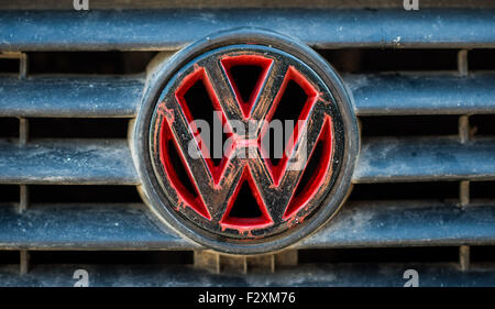 Le logo de l'entreprise de Volkswagen sur une Volkswagen Golf en face de l'usine de Wolfsburg, Allemagne, 25 septembre 2015. Photo : afp/SPATA OLE Banque D'Images