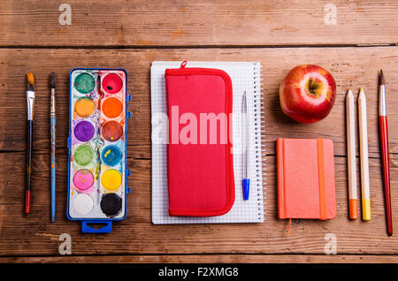 Bureau avec les fournitures scolaires. Studio shot sur fond de bois. Banque D'Images