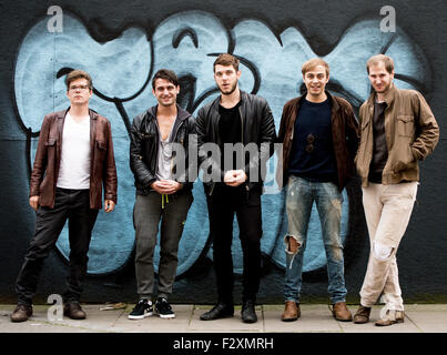 Hambourg, Allemagne. Sep 24, 2015. Lukas Hasitschka musiciens (l-r), Manuel Christoph Poppe, Christian Hummer, Reinhold Weber et Michael Marco Fitzthum (nom de scène : Marco Michael Wanda) de Wanda bande autrichienne posent sur la rue Reeperbahn à Hambourg, Allemagne, 24 septembre 2015. Le groupe de Vienne, Autriche, publieront leur nouvel album intitulé "Bussi' en octobre 2015. Photo : HENRIK JOSEF BOERGER/dpa/Alamy Live News Banque D'Images