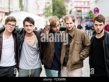 Hambourg, Allemagne. Sep 24, 2015. Lukas Hasitschka musiciens (l-r), Manuel Christoph Poppe, Reinhold Weber, Michael Marco Fitzthum (nom de scène : Marco Michael Wanda) et Christian Hummer de Wanda bande autrichienne posent sur la rue Reeperbahn à Hambourg, Allemagne, 24 septembre 2015. Le groupe de Vienne, Autriche, publieront leur nouvel album intitulé "Bussi' en octobre 2015. Photo : HENRIK JOSEF BOERGER/dpa/Alamy Live News Banque D'Images