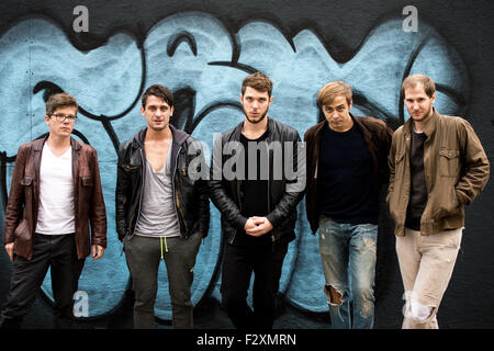 Hambourg, Allemagne. Sep 24, 2015. Lukas Hasitschka musiciens (l-r), Manuel Christoph Poppe, Christian Hummer, Reinhold Weber et Michael Marco Fitzthum (nom de scène : Marco Michael Wanda) de Wanda bande autrichienne posent sur la rue Reeperbahn à Hambourg, Allemagne, 24 septembre 2015. Le groupe de Vienne, Autriche, publieront leur nouvel album intitulé "Bussi' en octobre 2015. Photo : HENRIK JOSEF BOERGER/dpa/Alamy Live News Banque D'Images