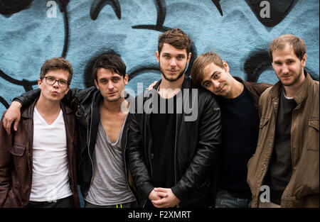 Hambourg, Allemagne. Sep 24, 2015. Lukas Hasitschka musiciens (l-r), Manuel Christoph Poppe, Christian Hummer, Reinhold Weber et Michael Marco Fitzthum (nom de scène : Marco Michael Wanda) de Wanda bande autrichienne posent sur la rue Reeperbahn à Hambourg, Allemagne, 24 septembre 2015. Le groupe de Vienne, Autriche, publieront leur nouvel album intitulé "Bussi' en octobre 2015. Photo : HENRIK JOSEF BOERGER/dpa/Alamy Live News Banque D'Images