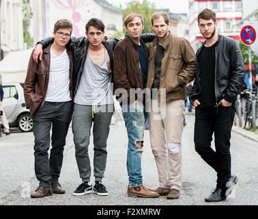 Hambourg, Allemagne. Sep 24, 2015. Lukas Hasitschka musiciens (l-r), Manuel Christoph Poppe, Reinhold Weber, Michael Marco Fitzthum (nom de scène : Marco Michael Wanda) et Christian Hummer de Wanda bande autrichienne posent sur la rue Reeperbahn à Hambourg, Allemagne, 24 septembre 2015. Le groupe de Vienne, Autriche, publieront leur nouvel album intitulé "Bussi' en octobre 2015. Photo : HENRIK JOSEF BOERGER/dpa/Alamy Live News Banque D'Images