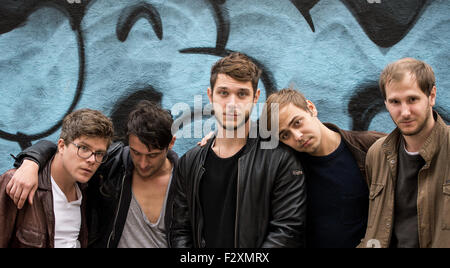 Hambourg, Allemagne. Sep 24, 2015. Lukas Hasitschka musiciens (l-r), Manuel Christoph Poppe, Christian Hummer, Reinhold Weber et Michael Marco Fitzthum (nom de scène : Marco Michael Wanda) de Wanda bande autrichienne posent sur la rue Reeperbahn à Hambourg, Allemagne, 24 septembre 2015. Le groupe de Vienne, Autriche, publieront leur nouvel album intitulé "Bussi' en octobre 2015. Photo : HENRIK JOSEF BOERGER/dpa/Alamy Live News Banque D'Images