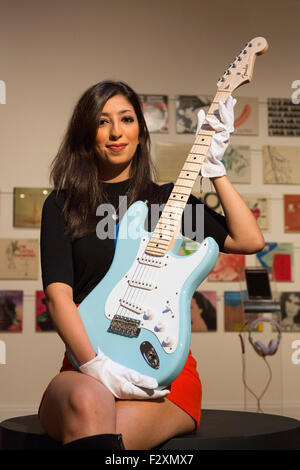 Londres, Royaume-Uni. 24/09/2015. Un employé de Sotheby's est titulaire d'Eric Clapton's Fender Stratocaster Signature Eric Clapton, Daphné, modèle 2009, finition bleue, vendue au profit de l'Rees-Pulley Luc Charitable Trust dans le rock & pop Vente. Est. : GBP 15000-25000. Exposition de plus de 650 œuvres de Sotheby's future rock & pop (29 septembre), des estampes et multiples (29 septembre) et a fait en Grande-Bretagne (30 septembre). Banque D'Images