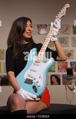 Londres, Royaume-Uni. 24/09/2015. Un employé de Sotheby's est titulaire d'Eric Clapton's Fender Stratocaster Signature Eric Clapton, Daphné, modèle 2009, finition bleue, vendue au profit de l'Rees-Pulley Luc Charitable Trust dans le rock & pop Vente. Est. : GBP 15000-25000. Exposition de plus de 650 œuvres de Sotheby's future rock & pop (29 septembre), des estampes et multiples (29 septembre) et a fait en Grande-Bretagne (30 septembre). Banque D'Images