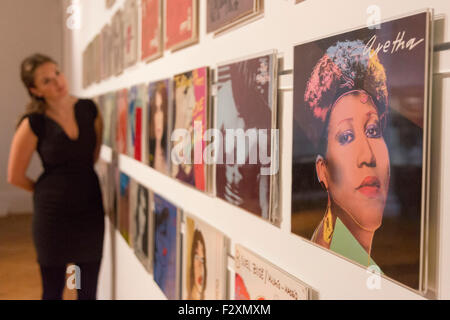 Londres, Royaume-Uni. 24/09/2015. Un employé de Sotheby's examine les pochettes de disques réalisées par Andy Warhol, est de GBP 30000-50000. Exposition de plus de 650 œuvres de Sotheby's future rock & pop (29 septembre), des estampes et multiples (29 septembre) et a fait en Grande-Bretagne (30 septembre). Banque D'Images