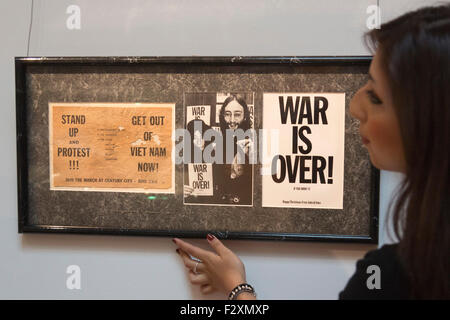 Londres, Royaume-Uni. 24/09/2015. Un employé de Sotheby's se penche sur Beatles memorabilia. Exposition de plus de 650 œuvres de Sotheby's future rock & pop (29 septembre), des estampes et multiples (29 septembre) et a fait en Grande-Bretagne (30 septembre). Banque D'Images