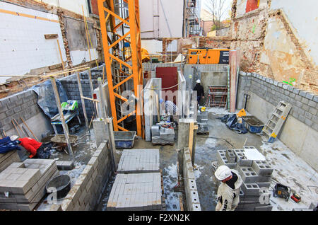 Les travailleurs de la construction sur la construction construction site Banque D'Images