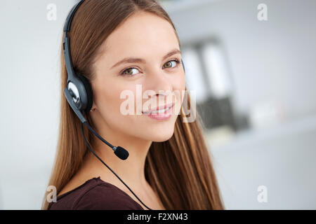 Portrait of happy cheerful belle jeune opérateur de téléphone de l'assistance avec casque. Banque D'Images