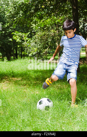 Jeux de balle ; tenue décontractée ; vêtements décontractés ; enfants ; cours ; destinations ; le plaisir exaltant ; ; jardinage ; la moitié Pant Pantalon demi-jours fériés ; ; ; un peuple ; une seule personne, une seule personne ; enjouement ; Portraits ; l'assurance ; Confiance en soi ; Confiance;Asie ; Asie ; Asie ; Inde ; Affaires autochtones ; les Indiens Banque D'Images