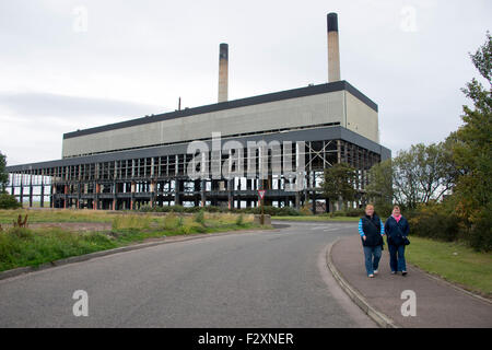 Edimbourg, Ecosse. 23 Septembre, 2015. Cockenzie Power Station sur la côte d'East Lothian sera démoli le samedi 26 septembre. La Scottish Power Station au charbon a ouvert ses portes en 1967 et a été fermée en 2013. Les deux 149m de hauteur de cheminée et la structure de la salle d'acier va baisser à partir de 12 Crédit : Andrew O'Brien/Alamy Live News Banque D'Images