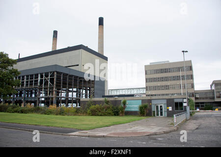 Edimbourg, Ecosse. 23 Septembre, 2015. Cockenzie Power Station sur la côte d'East Lothian sera démoli le samedi 26 septembre. La Scottish Power Station au charbon a ouvert ses portes en 1967 et a été fermée en 2013. Les deux 149m de hauteur de cheminée et la structure de la salle d'acier va baisser à partir de 12 Crédit : Andrew O'Brien/Alamy Live News Banque D'Images