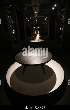 Une table dans la salle de séjour de Berthold Beitz depuis les années 60 est à l'exposition 'Arbeit und Alltag. Industriekultur im Ruhr Museum' (lit. Le travail et la vie quotidienne. Au Musée de la culture industrielle de la Ruhr) à Essen, Allemagne, 25 septembre 2015. Quelque 350 expositions mettront en évidence la manière dont les individus qui résident dans la région de la Ruhr ont vécu et travaillé au cours des 200 dernières années. Photo : ROLAND WEIHRAUCH/dpa Banque D'Images
