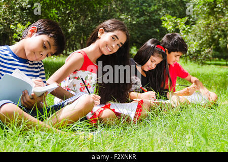 Le bonheur ; Satisfaction ; Smiling Tenue décontractée ; vêtements décontractés ; Couleur Image ; se concentrer ; idées créatives ; destinations ; les femelles ; l'accent sur l'amitié ; Premiers plans ; pleine longueur ; jardinage ; Fêtes ; humain ; Homme ; instituts ; les jambes croisées ; Promenade ; sains ; Note Books, des carnets, à l'extérieur ; crayons, livres de texte ; manuels ; Solidarité ; satisfait ; Frères et Sœurs ; sourire ; Locations de l'enseignement supérieur ; Asie ; Asie ; Asie ; Inde ; Affaires autochtones ; les Indiens Banque D'Images