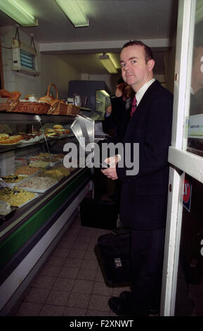 Ian Hislop sandwich shop jan 97 Soho (image de crédit© Jack Ludlam) Banque D'Images