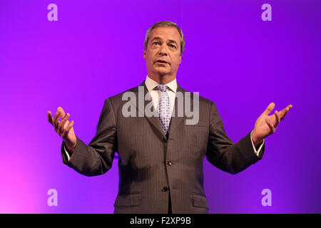 Doncaster, South Yorkshire, UK. 25 septembre, 2015. leader de l'UKIP Nigel Farage traite d'une salle pleine de supporters à l'ukip conférence nationale à Doncaster dans le sud du Yorkshire, UK. 25 septembre 2015. farage a déclaré aujourd'hui qu'il est de mettre l'UE bataille référendaire avant que son parti les priorités. crédit : Ian hinchliffe/Alamy live news Banque D'Images