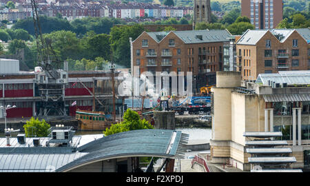 La vue depuis le toit de la cathédrale de Bristol/tour à plein sud jusqu'au quai. Banque D'Images