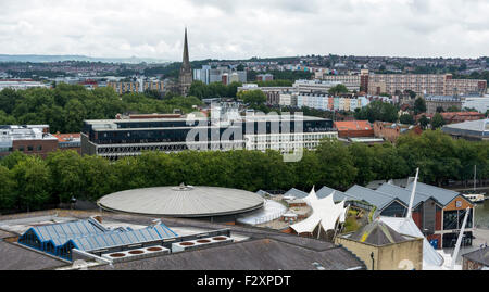 La vue depuis le toit de la cathédrale de Bristol/tour à l'Est sur l'évolution moderne sur le port de la ville. Banque D'Images