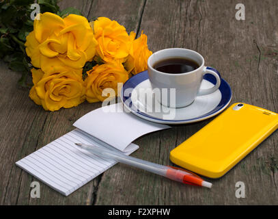 Bouquet de roses jaunes, d'un téléphone, d'ordinateur portable et le café, still life Banque D'Images
