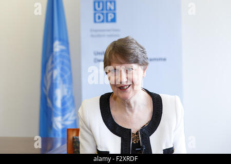 (150925) -- NEW YORK, 25 septembre 2015 (Xinhua) -- Administrateur du Programme des Nations Unies pour le développement, Helen Clark parle au cours d'un entretien avec Xinhua au siège du PNUD à New York, États-Unis, 22 Septembre, 2015. Grâce à son propre développement rapide de la Chine et de son importante contribution à la coopération Sud-Sud, la Chine a un rôle à jouer dans les affaires de l'ONU et le rôle deviendra plus grande, a déclaré Helen Clark, administrateur du Programme des Nations Unies pour le développement. Le président chinois Xi Jinping en visite à l'ONU, Clark a dit : "c'est merveilleux d'avoir le président de la République populaire de Chine à l'ONU Banque D'Images