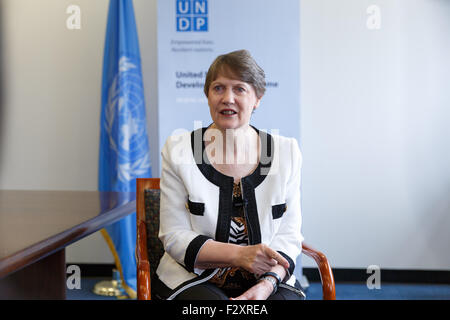 (150925) -- NEW YORK, 25 septembre 2015 (Xinhua) -- Administrateur du Programme des Nations Unies pour le développement, Helen Clark parle au cours d'un entretien avec Xinhua au siège du PNUD à New York, États-Unis, 22 Septembre, 2015. Grâce à son propre développement rapide de la Chine et de son importante contribution à la coopération Sud-Sud, la Chine a un rôle à jouer dans les affaires de l'ONU et le rôle deviendra plus grande, a déclaré Helen Clark, administrateur du Programme des Nations Unies pour le développement. Le président chinois Xi Jinping en visite à l'ONU, Clark a dit : "c'est merveilleux d'avoir le président de la République populaire de Chine à l'ONU Banque D'Images