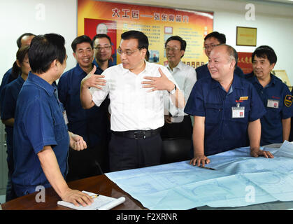 Beijing, Chine. Sep 23, 2015. Le Premier ministre chinois Li Keqiang parle avec les travailleurs de l'extraction minière Luoyang Luoyang en groupe de la ville de la Chine centrale, la province du Henan, 23 septembre 2015. Li avait un tour d'inspection dans le Henan du 23 au 25 septembre. © Xie Huanchi/Xinhua/Alamy Live News Banque D'Images