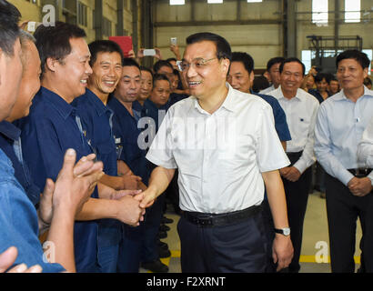 Beijing, Chine. Sep 23, 2015. Le Premier ministre chinois Li Keqiang (C) travailleurs des mines visites Luoyang Groupe Machines à Luoyang City central de la province du Henan en Chine, 23 septembre 2015. Li avait un tour d'inspection dans le Henan du 23 au 25 septembre. © Xie Huanchi/Xinhua/Alamy Live News Banque D'Images