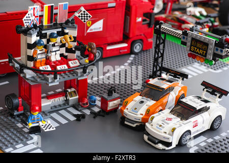Podium gagnant avec deux conducteurs et photographe en Porsche 911 GT Ligne d'arrivée par des champions de vitesse LEGO. Banque D'Images